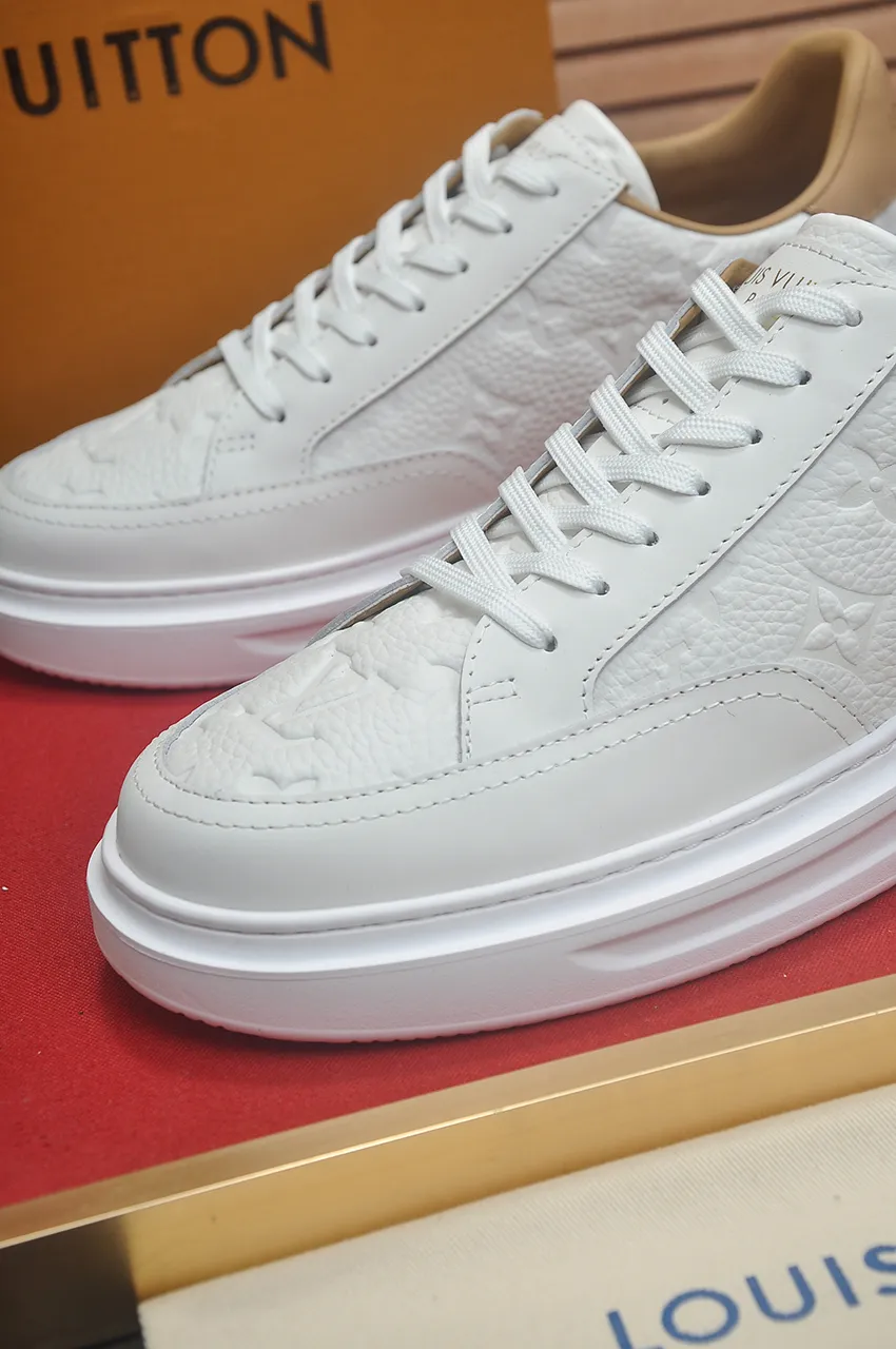 Men's men's shoes 💰640💶Original development, quality shipping, welcome to compare - LV sneaker series sports shoes introduce the loose silhouette of the ready-to-wear series into the spring and summer men's wear shows and make an eye-catching appearance. The cow leather upper is combined with rough fabric laces, and colorful beading highlights the brand's classic elements. LV letters mark the tongue and Monogram floral outsole. Mixed materials Made of top-grain cowhide, thick shoelace design, large Monogram print on the side, mesh lining and cotton feet, the comfort is as extreme as ever, premium heritage, quality first, worth owning! Size: Men’s 38-45 (45 is custom-made and cannot be returned or exchanged)